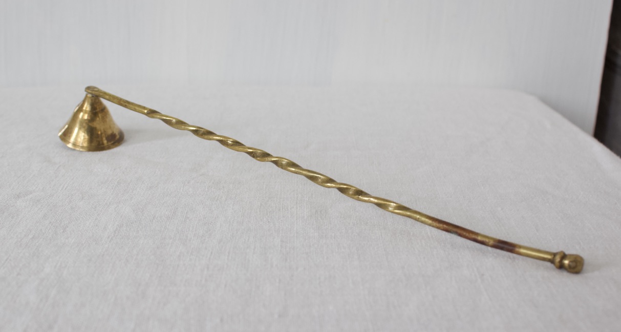 Messinkinen kynttillänsammutin