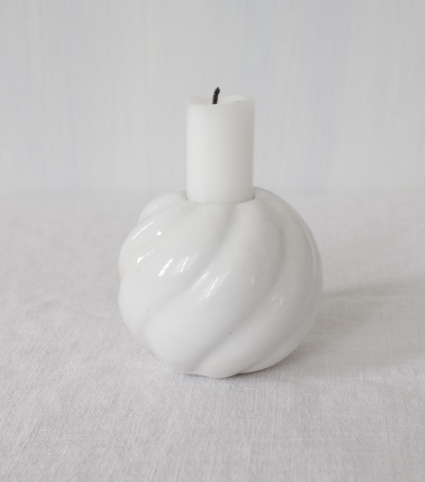 Valkoinen kynttilänjalka