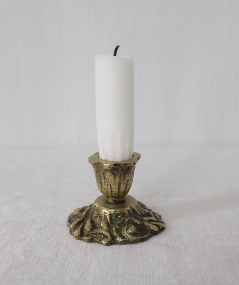 messinkinen kynttilänjalka