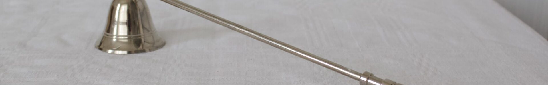 Hopean värinen kynttilän sammutin