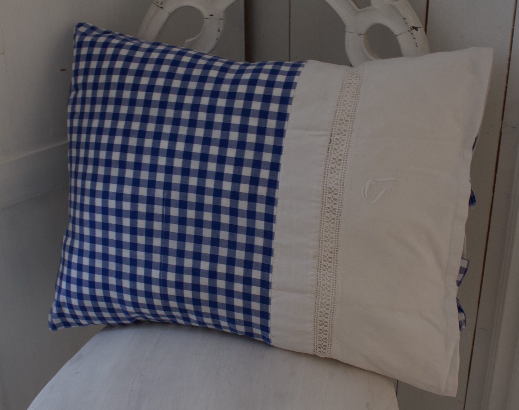 sinivalko ruudullinen vintage tyynyliina