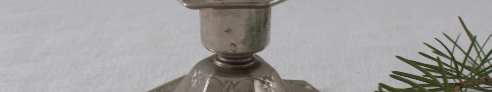 Hopean värinen matala vintage kynttilänjalka