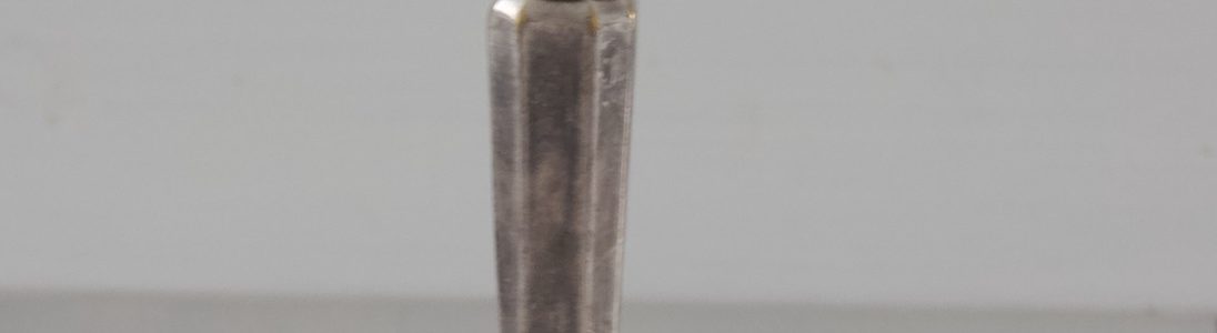Hopean värinen vintage kynttilänjalka