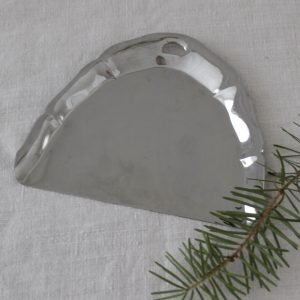 pieni hopeanvärinen rikkalapio