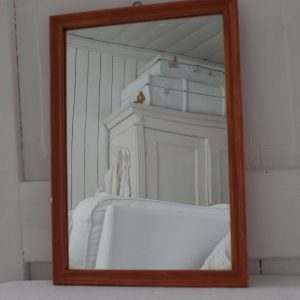 puukehyksinen vanha peili