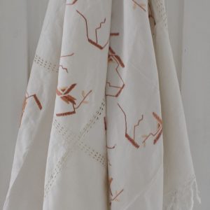 ruskealla kirjailtu vintage pöytäliina