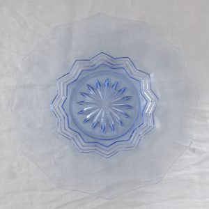 vaaleansininen lasinen tarjoiluvati