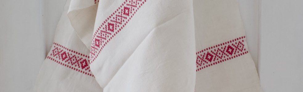 punavalkoinen pellavapöytäliina