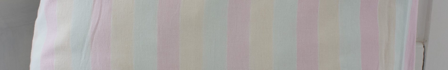 pastellisävyinen tyynyliina