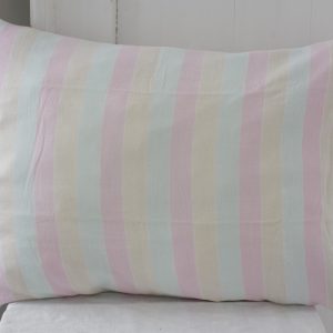 pastellisävyinen tyynyliina