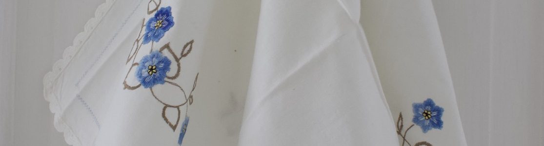 sinikukallinen kirjailtu pöytäliina