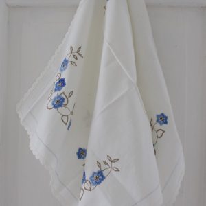 sinikukallinen kirjailtu pöytäliina