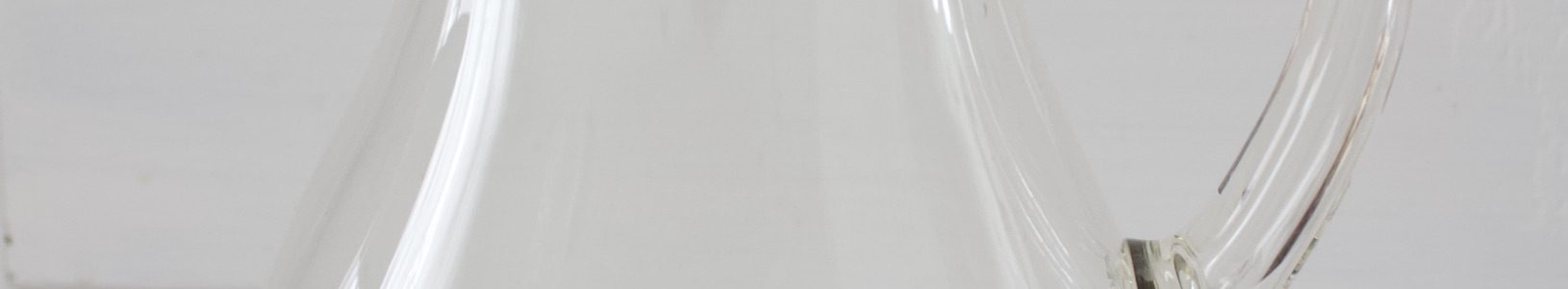 Vanha lasinen vesikannu