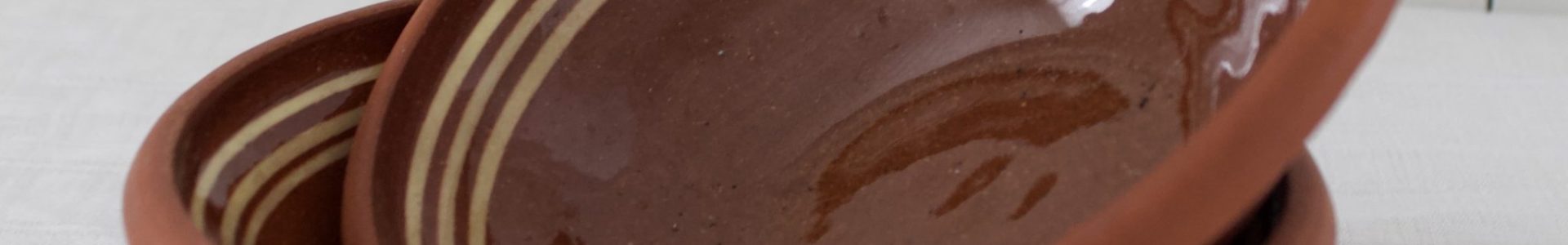 Pieni punasavinen kulho