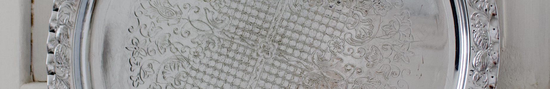 Hopeanvärinen tarjotin