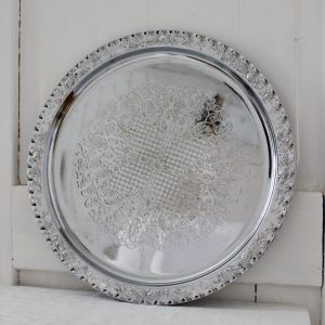 Hopeanvärinen tarjotin