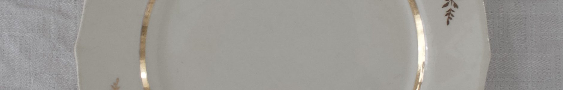 Kultakuvioinen luonnonvalkoinen arabian pullalautanen