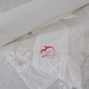 Valkoinen lakana pitsi reunalla