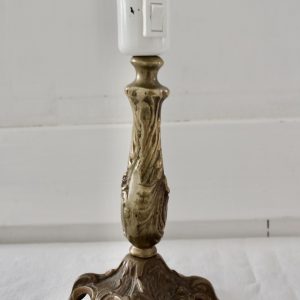 messinkinen vanha lampunjalka