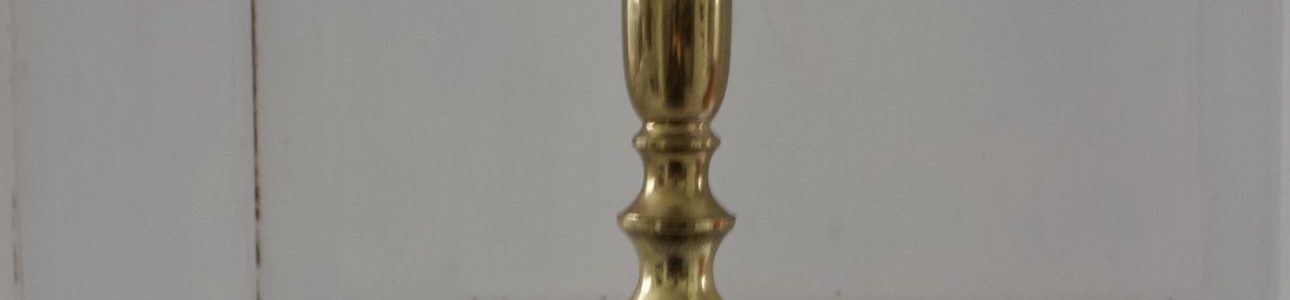 messinkinen antiikkinen pöytävalaisin