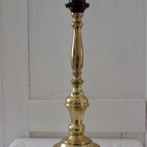 messinkinen antiikkinen pöytävalaisin