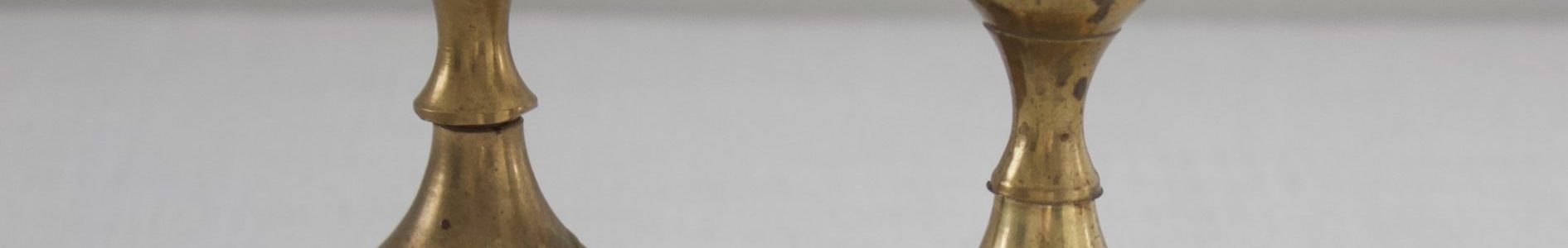 Messinkinen kynttilänjalka