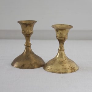 Messinkinen kynttilänjalka