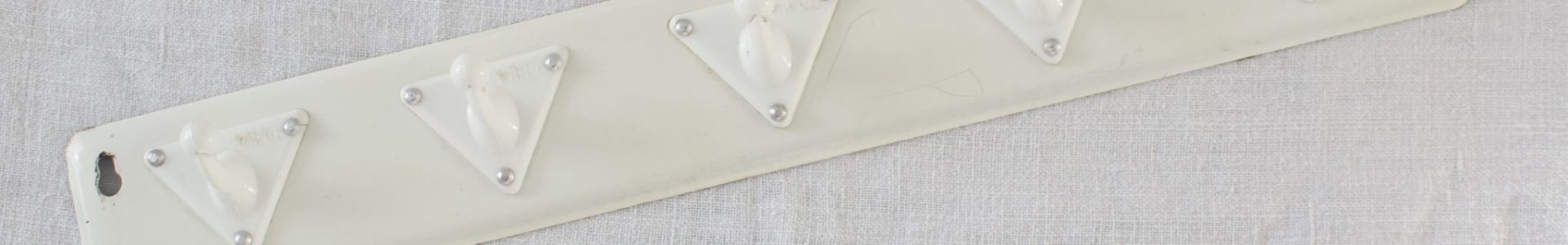 vanha valkoinen metallinaulakko