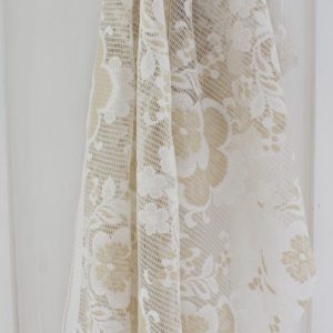 beige kuvioinen valoverho