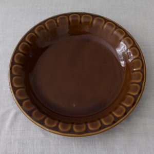 ruskea vintage ruokalautanen