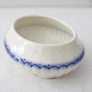 vanha posliini purkki
