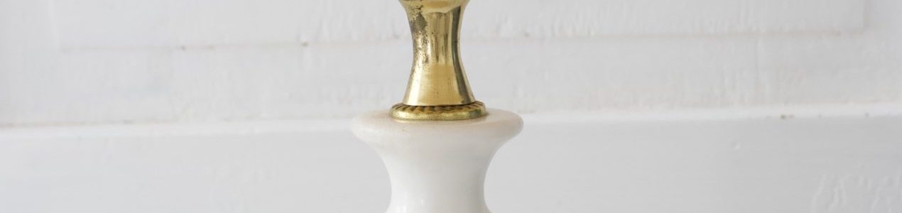 valkoinen alabaster pöytävalaisin