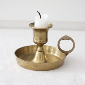messinkinen kynttilänjalka