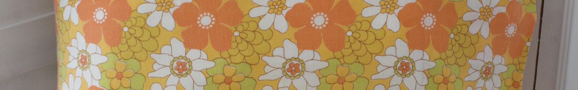 oranssi kukallinen retro tyynyliina