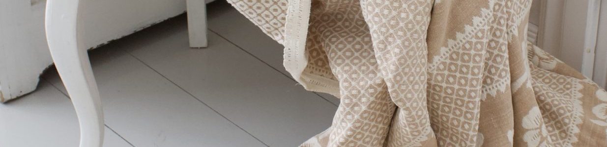 beige valkoinen vintage päiväpeitto