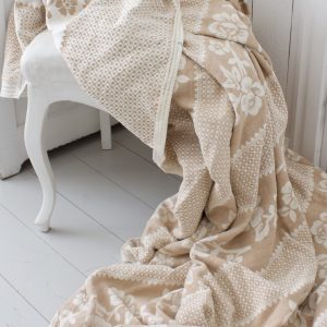 beige valkoinen vintage päiväpeitto