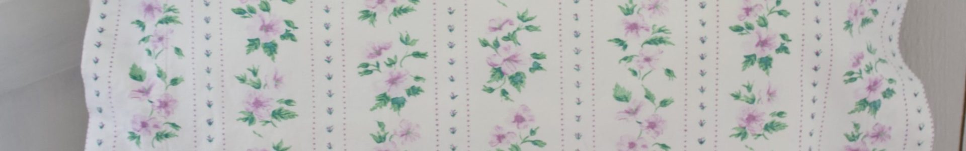 lila kukallinen vintage tyynyliina