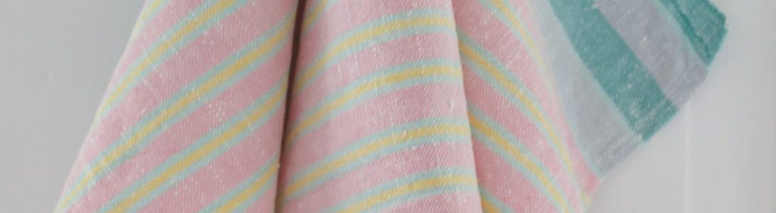 Pastelli sävyinen raidallinen pellava astiapyyhe