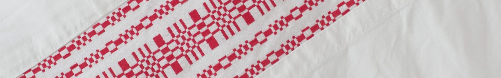 valkoinen vintage lakana punaisella koristeella
