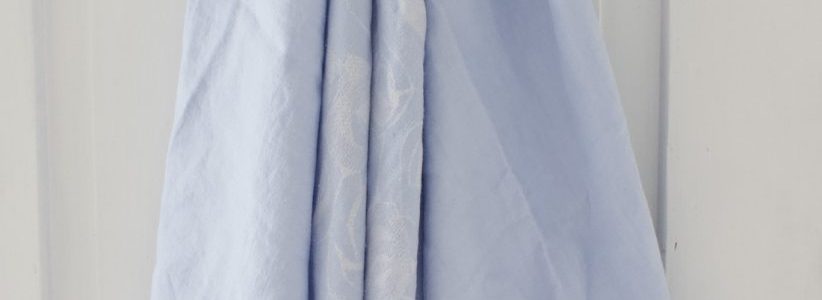 Tampellan vaaleansininen Sata ruusua pöytäliina