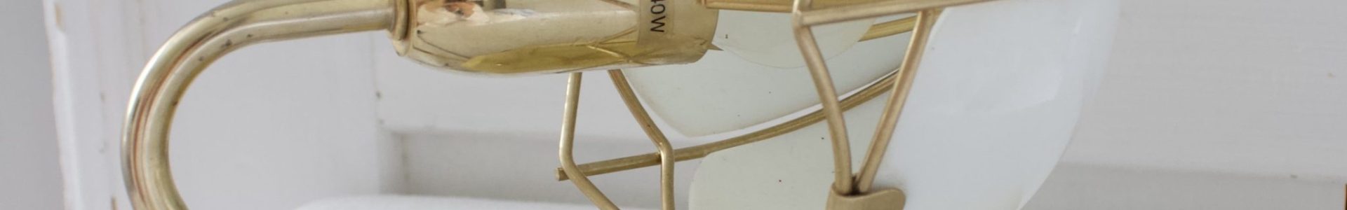 messinkin sävyinen vintage seinävalaisin