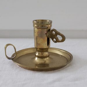 messinkinen kynttilänjalka